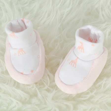 Trois Kilos Sept - Chaussons de naissance roses Sophie la girafe (0-1 mois)