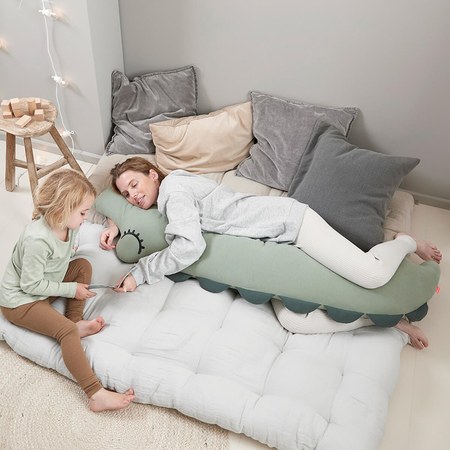 Done by deer - Coussin de maternité et d'allaitement Croco Vert