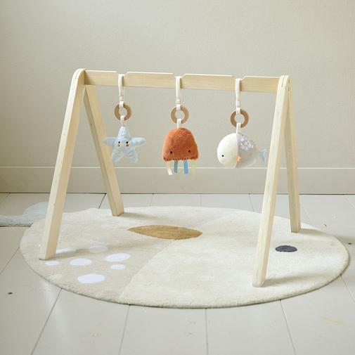 Petite Amélie - Petite Amélie | Portique d'éveil bébé Mer | Bois naturel | 60x50x48 cm | Arche de jeu pour nourrisson avec trois accessoires en peluche amovibles