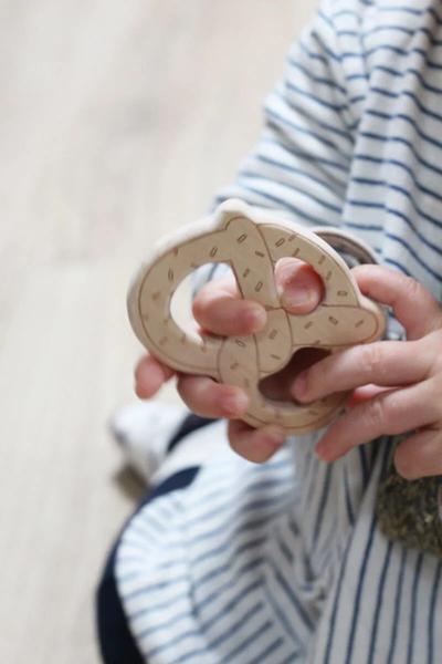 April Eleven - Anneau de dentition en bois - bretzel