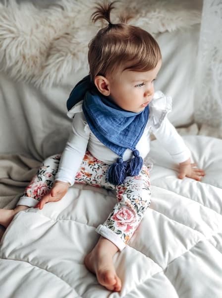 Jukki.fr - Boutique bébé - Bleu Marine Écharpe En Mousseline à Pompons