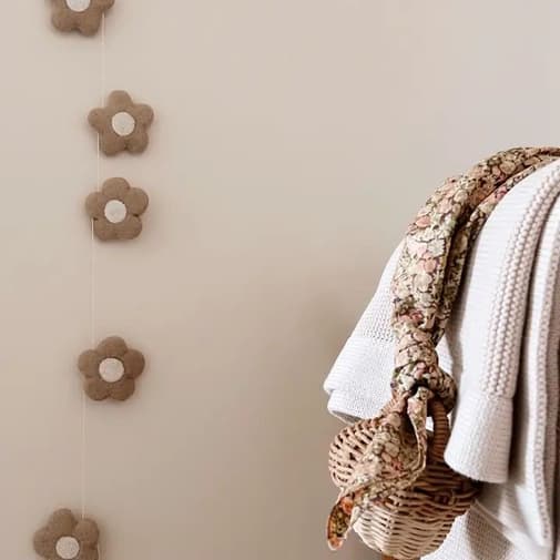 Bee Boheme - Guirlande Fleurs beige en laine feutrée