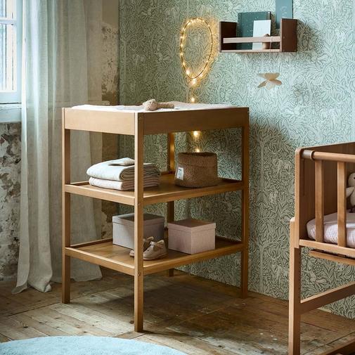 Petite Amélie - Petite Amélie Table à langer Hêtre | Bois de noyer | 76,4x56,4x95,4 cm | Table à langer compacte en bois massif avec deux étagères de rangement
