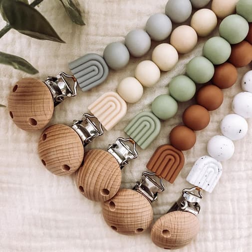 jettandbodhi - Attache-tétine de la collection RAYNEbow | bébé arc-en-ciel | clip pour tétine sur mesure | attache-tétine