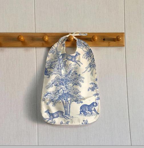 Maison Pioline - Bavoir imperméable "Le fabuleux", couleur bleu nuage, inspiration toile de jouy