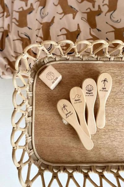April Eleven - Brosse bébé personnalisée en bois