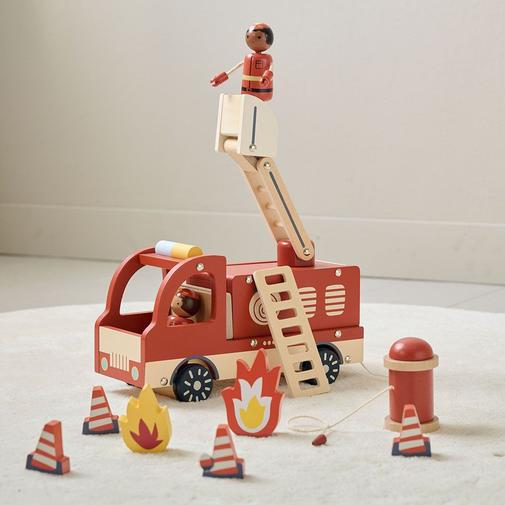 Petite Amélie - Petite Amélie | Camion de pompiers en bois Pompier | Rouge | 27x11,5x18,5 cm | Jouet robuste avec 2 figurines et 7 accessoires de sauvetage