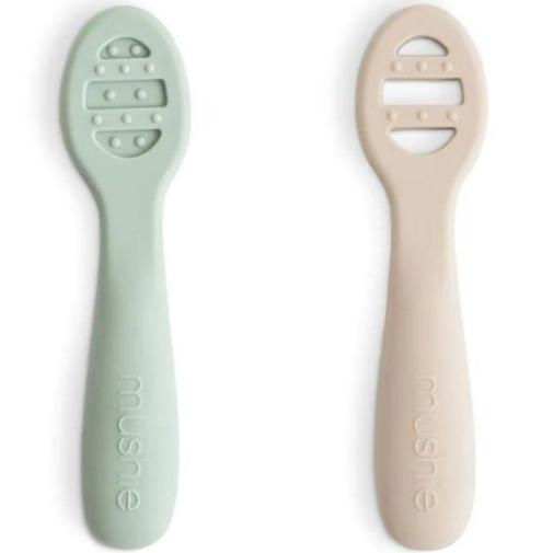 Mushie - Lot de 2 cuillères d'apprentissage Cambridge Blue-Shifting Sand