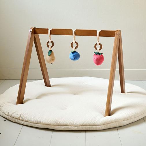 Petite Amélie - Petite Amélie Portique d'éveil bébé | Bois | Noyer | 60x50x48 cm | Avec trois accessoires en peluche amovibles pour le développement sensoriel