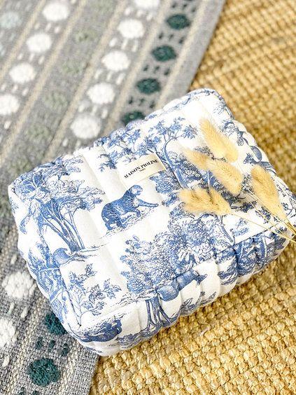 Maison Pioline - La Maxi trousse, inspiration toile de jouy, bleu nuage