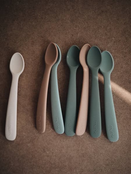 Mushie - Lot de 2 cuillères 1er âge MUSHIE en silicone beige + vert - Mushie