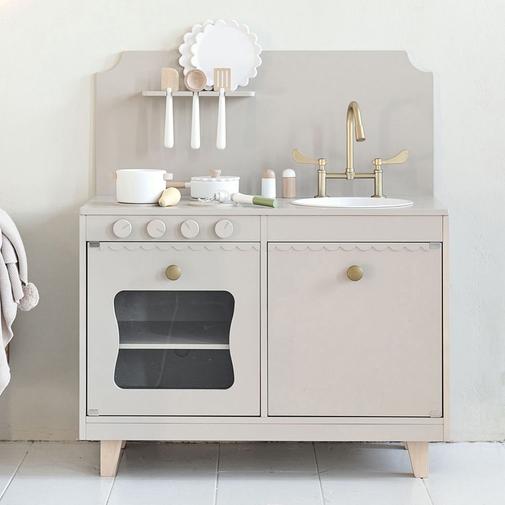 Petite Amélie - Petite Amélie | Cuisine enfant en bois Sorbier | Jeu d'imitation avec 13 accessoires | Taupe | Design robuste et intemporel pour chambre d'enfant