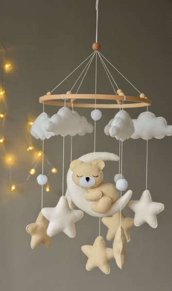Le monde des pitchounes - Mobile de Lit Nuages Étoiles - Ourson Dormeur Beige