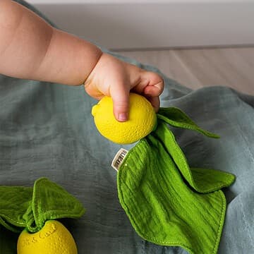 Oli and Carol - Jouet de Dentition Doudou John Lemon