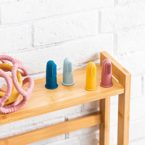 Nattou - Lot de 2 brosses à dents à doigt bleu + étui de protection