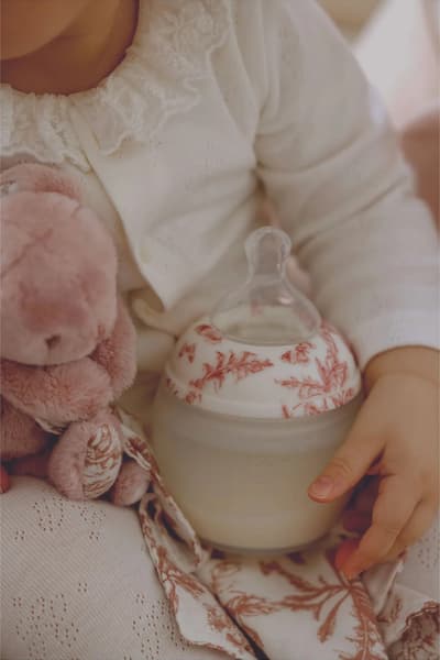 Elhée - Elhée - Biberon en silicone médical et tétine physiologique Toile de Jouy - Elhée x Tartine et Chocolat