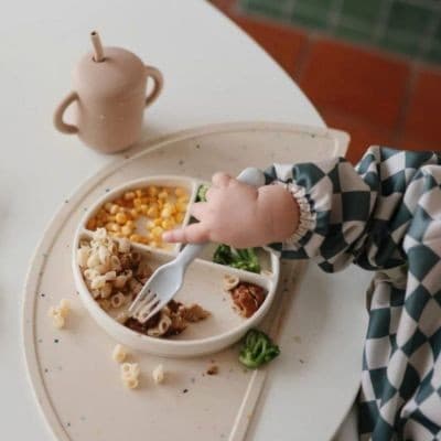 Mushie - Assiette à compartiments en silicone avec ventouse Shifting Sand