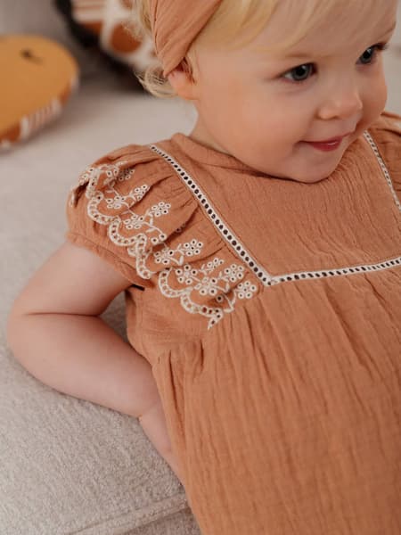 Vertbaudet - Ensemble brodé bébé : blouse + short + bandeau en gaze de coton caramel