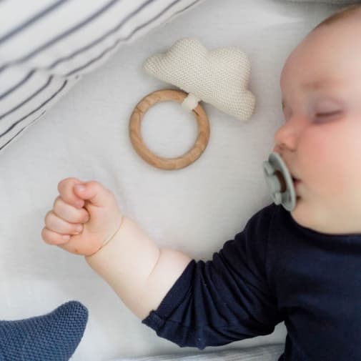 Kindsgut - Hochet crocheté anneau en bois nuage