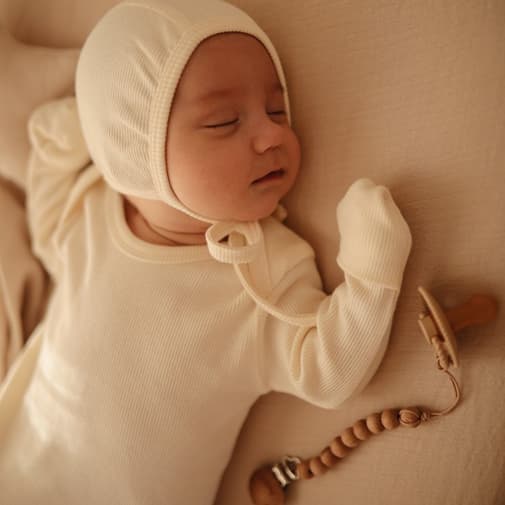 Mushie - Bonnet de naissance à nouer Ivory