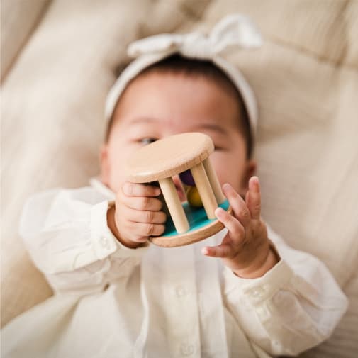 Petite Amélie - Petite Amélie | Coffret de jouets Montessori | Play & Grow | Développement sensoriel et moteur | 4-6 mois | Hochet, balles, tambour et tissu