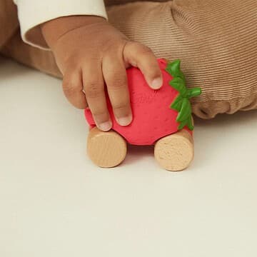 Oli and Carol - Sweetie la Voiture Fraise
