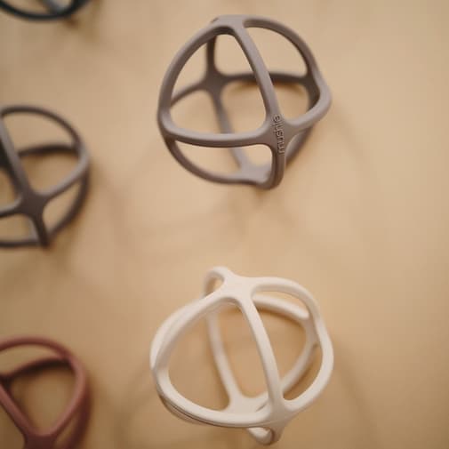 Mushie - Jouet de dentition Balle Shifting Sand