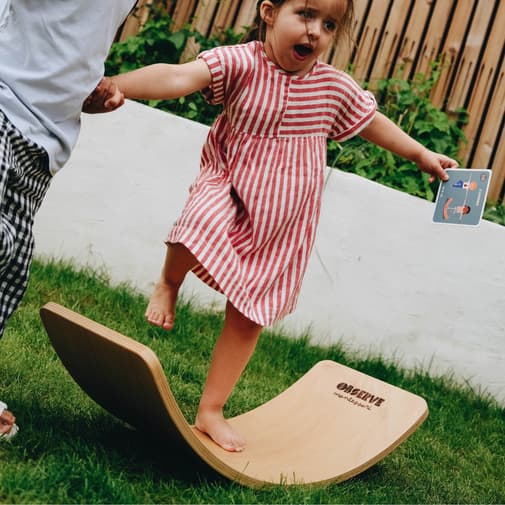Observe Montessori - Planche d'équilibre avec ses 10 cartes de Yoga