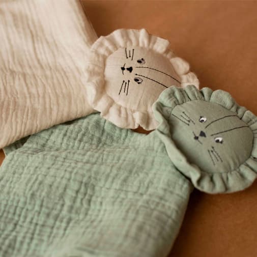 Trois Kilos Sept - Doudou plat Tam Tam Lion Sauge