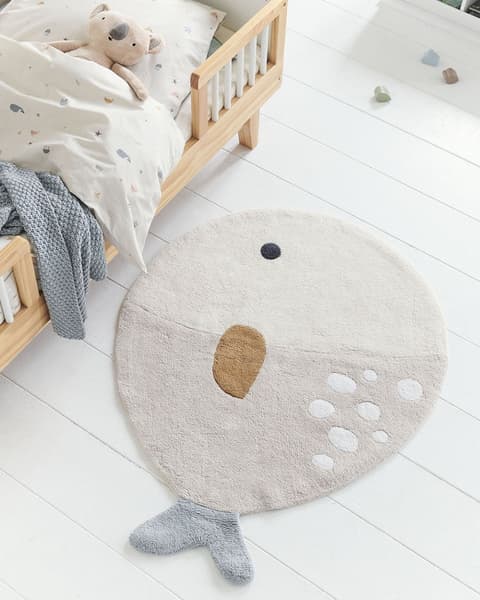 Petite Amélie - Petite Amélie Tapis Chambre Bébé | Motif Poisson | 100% Coton Doux | Beige | 85x110 cm | Lavable en machine et compatible avec sèche-linge