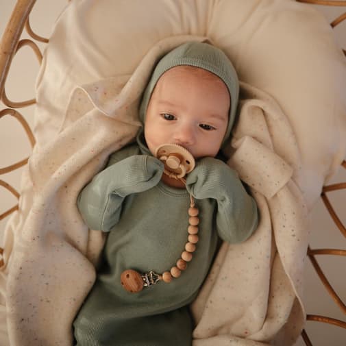 Mushie - Bonnet de naissance à nouer Roman Green