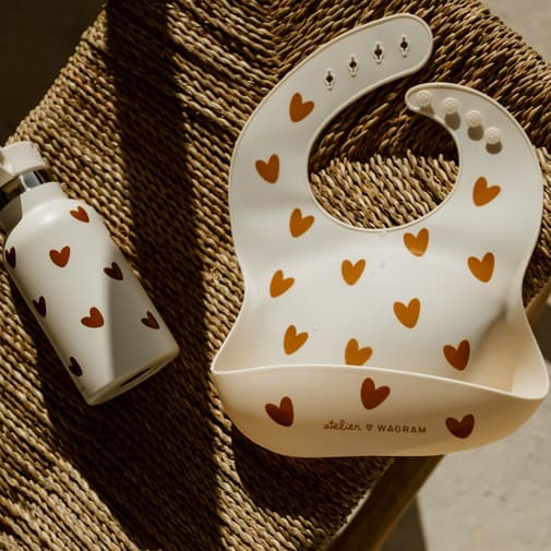 Atelier Wagram - Bavoir en silicone Coeurs Crème