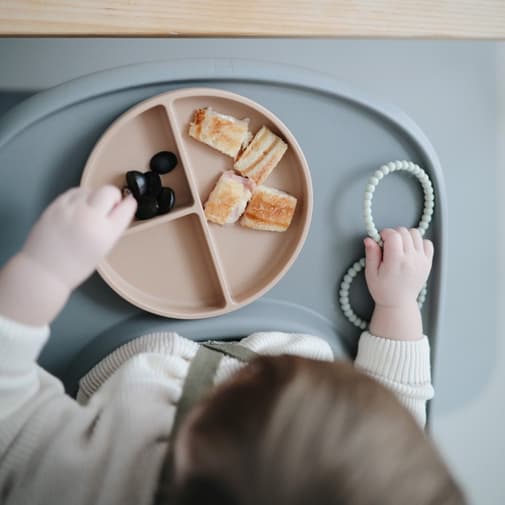 Mushie - Assiette à compartiments en silicone avec ventouse Natural