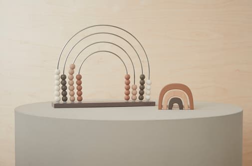 OYOY Living Design - Hochet arc-en-ciel marron en bois H8,5x11,6x1,6cm