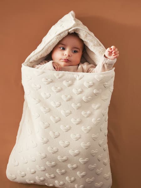Vertbaudet - Nid d'ange motif coeur en jacquard beige