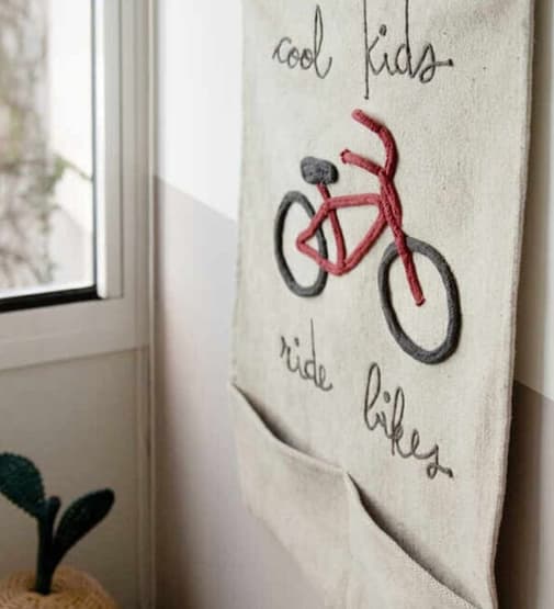 Lorena Canals - Tenture murale Cool kids ride bikes (45 x 70 cm)