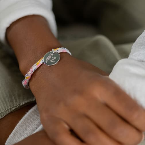 HappyBulle - Bracelet enfant Liberty personnalisé initiale médaille gravée argent 15 mm - HappyBulle x Marie Savart