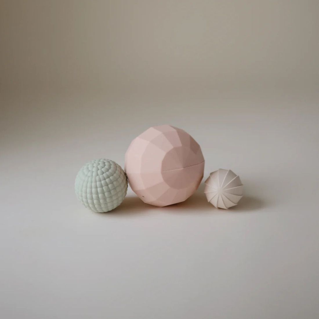 Lot de 3 jouets sensoriels Nesting Spheres Blush (Mushie) - Image 1
