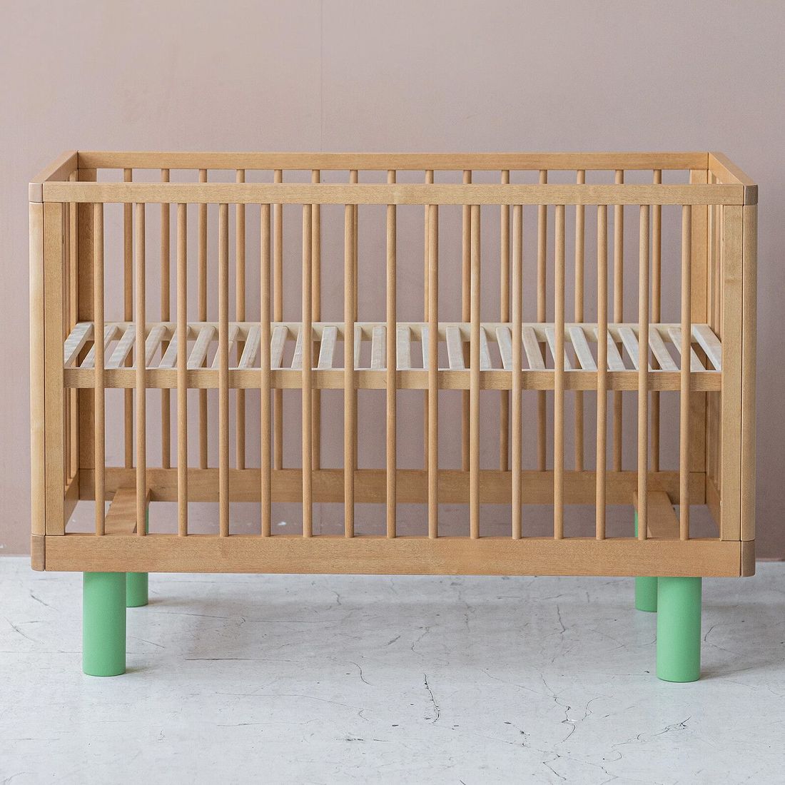 Lit Bébé Evolutif Nox Bois Naturel et Vert - 60 x 120 cm (Karl & Fric) - Image 1