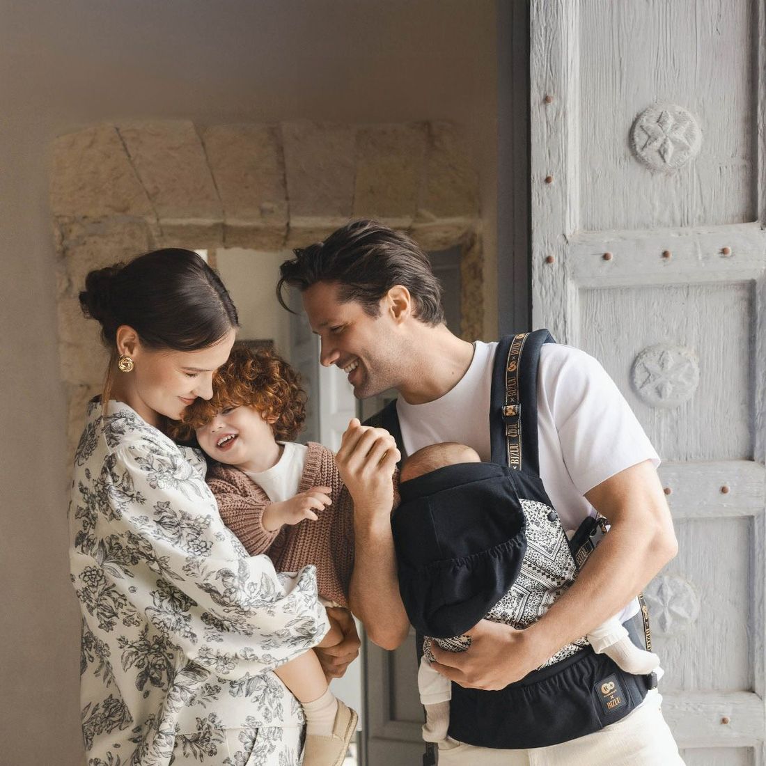 Porte-bébé ergonomique HUGGY Lunar Black BIZUU (Kinderkraft) - Image 1