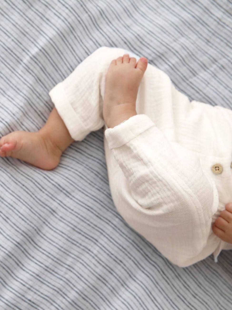 Pantalon bébé mixte coupe sarouel en gaze de coton blanc (Vertbaudet) - Couverture