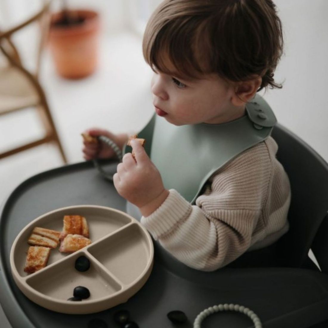 Assiette à compartiments en silicone avec ventouse Shifting Sand (Mushie) - Image 4