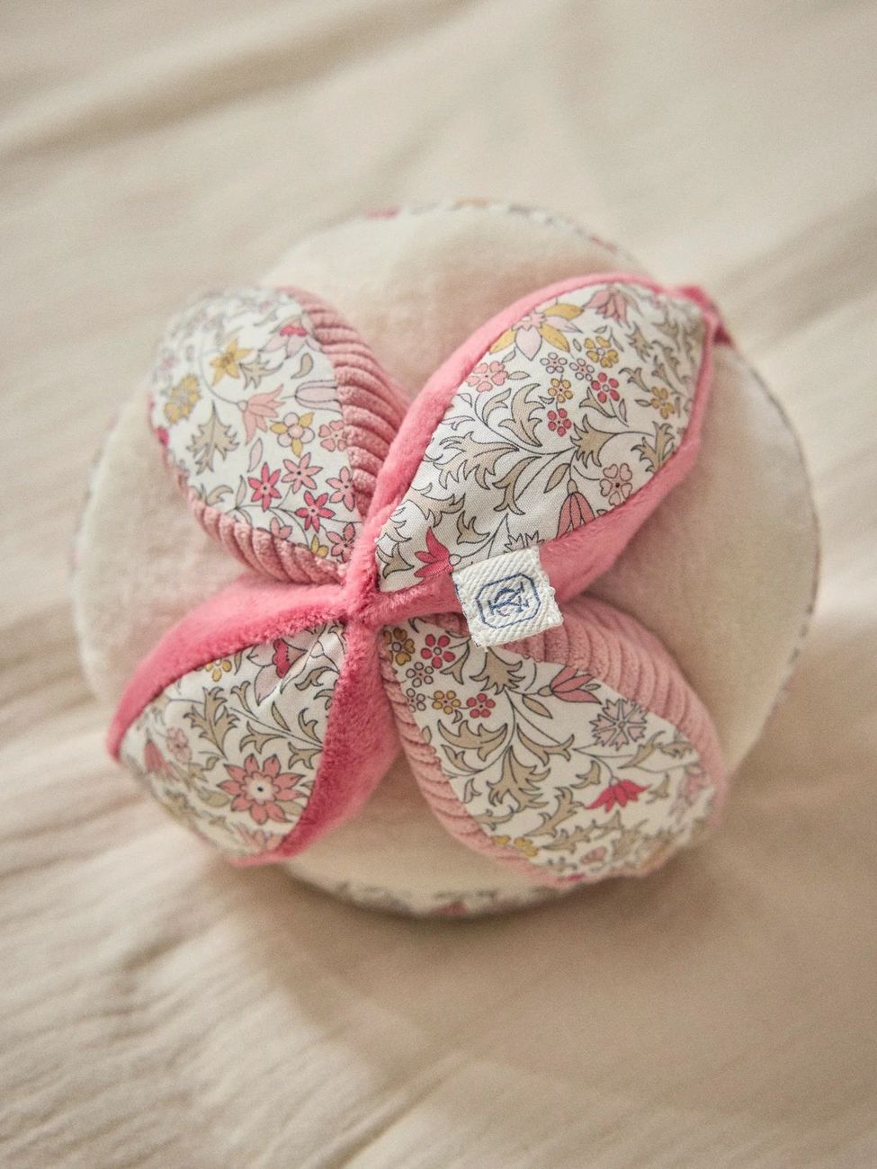 Balle d'éveil en velours et tissu Liberty (Cyrillus) - Image 1