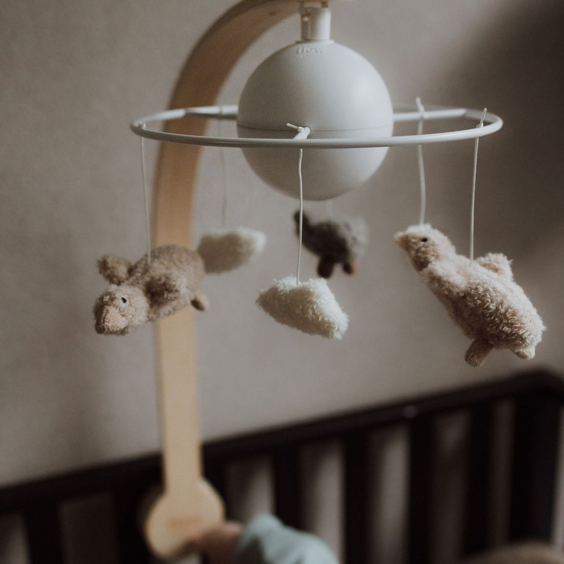 Mobile pour bébé en bois Liva Oie blanc (FLOW) - Image 4