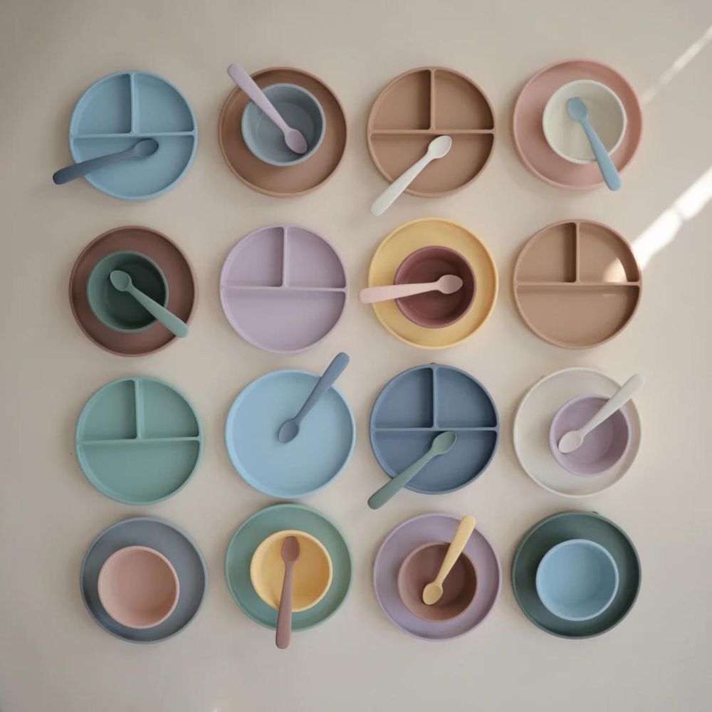 Assiette à compartiments en silicone avec ventouse Cambridge blue (Mushie) - Image 4