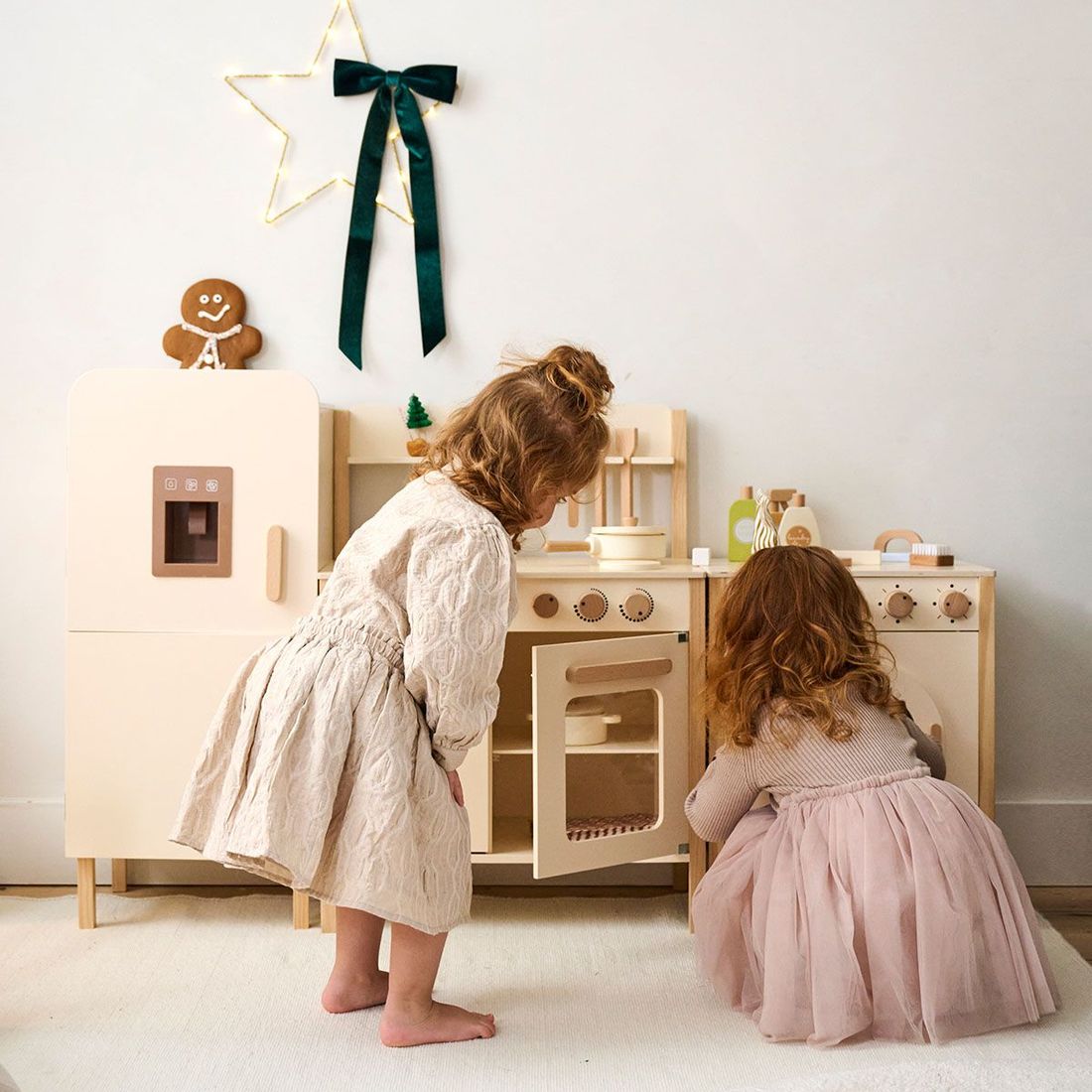 Petite Amélie | Cuisine en bois enfant Chantilly | Bois durable | Beige | 55x32x76 cm | Set de 10 accessoires inclus | Pour enfants 3 ans et plus (Petite Amélie) - Image 6