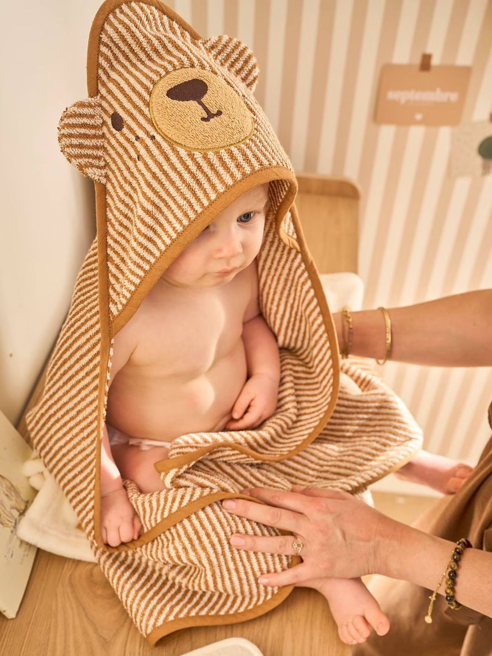 Cape de bain et gant de toilette PETIT OURS, avec coton recylé rayé beige (Vertbaudet) - Couverture