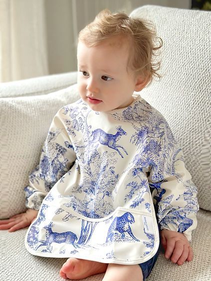 Tablier-bavoir, "L'amore", couleur bleu nuage, inspiration toile de jouy (Maison Pioline) - Image 1