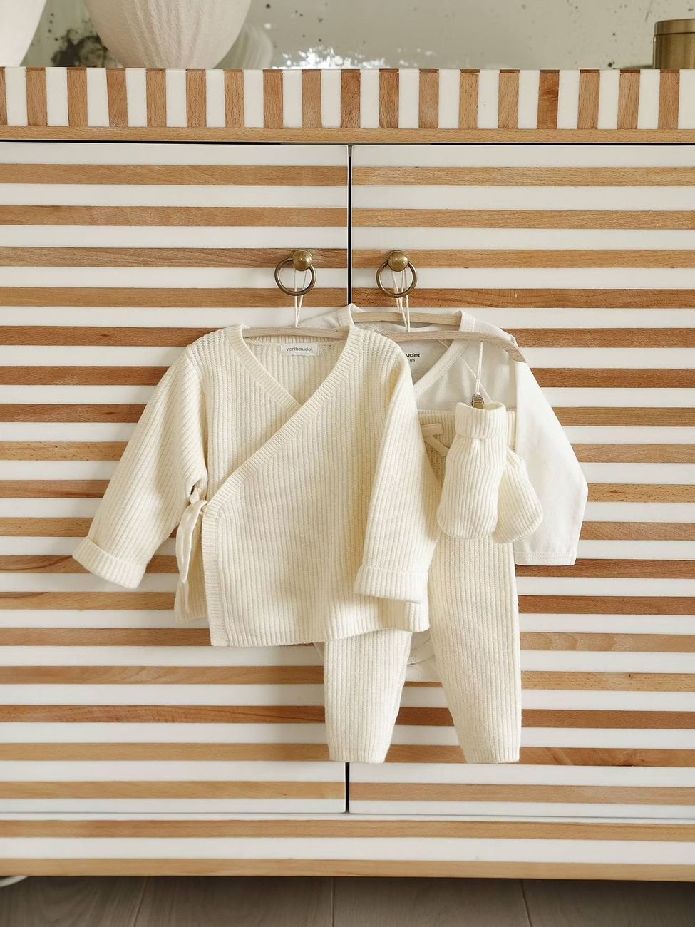 Ensemble bébé 4 pièces en tricot gilet + pantalon + chaussons + body coffret cadeau naissance écru (Vertbaudet) - Couverture