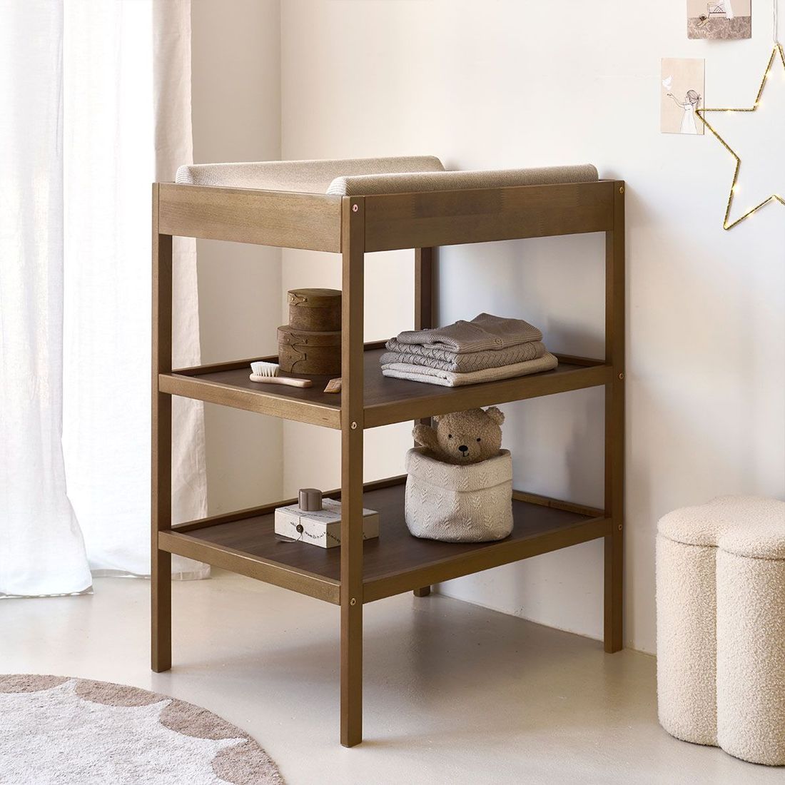 Petite Amélie Table à langer | Bois de hêtre massif | Cocoa | Jusqu'à 12 mois | Charge maximale 11 kg | Structure stable et solide résistante (Petite Amélie) - Couverture